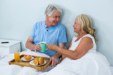 年长夫妇吃早饭时开心的情侣图片