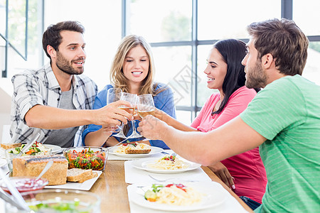 朋友们在吃饭时烤红酒杯情人男人女性家庭朋友食物女士饮料休闲微笑图片