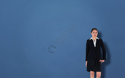 青年女商务人士观看照相机广告混血套装屏幕计算机绘图女性商务人士职业图片