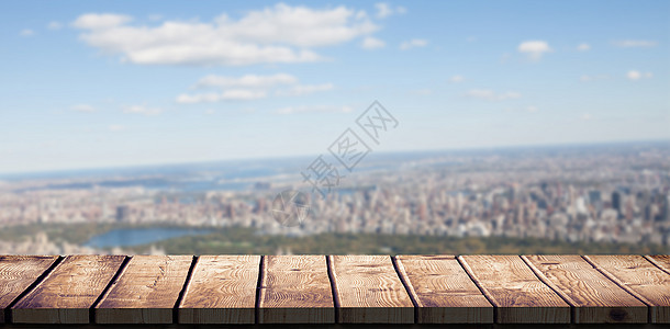 木制办公桌复合图像建筑摩天大楼景观桌子城市背景图片
