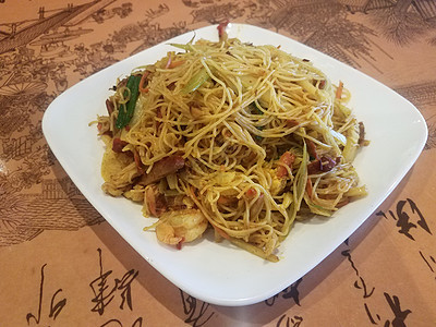 辣辣的中国面条 餐桌上有肉盘猪肉盘子食物午餐桌子图片