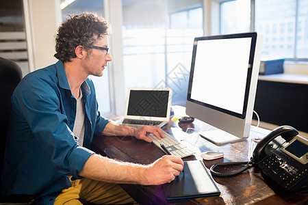 使用图形板的商务人士插画师服装笔记本商务专注屏幕人士虚拟现实职场电脑显示器图片