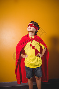 男孩打扮成超级英雄双手力量活力戏服黄色男性红色男生微笑面具图片
