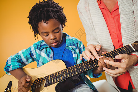 男孩子学弹吉他职业课堂学校幼儿园工作练习班级女性教学学习图片