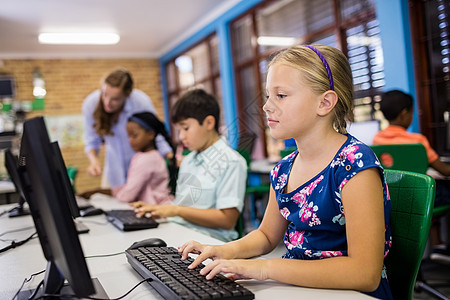 儿童在看电脑时学生工作混血教学男生瞳孔教育知识女孩老师图片