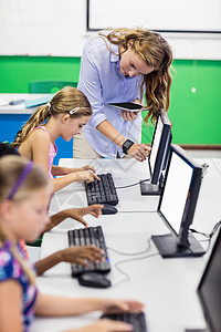 教师向学生传授高科技的教学课程瞳孔电脑显示器男性学习工作女孩童年孩子们电脑职业背景图片