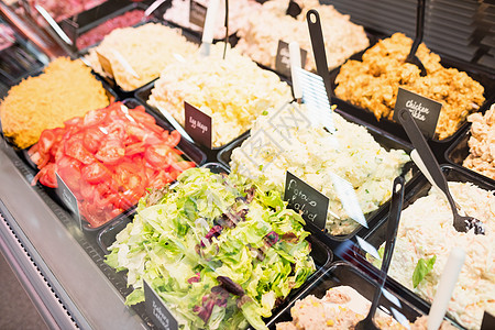 配沙拉的销售柜台市场产品种类架子走道大车饮食标签购物商品图片
