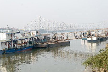 西孟加拉地面运输公司 WBSTC 在 Hooghly 河岸航运公司 Ghat 的客运渡轮服务站 2019 年 5 月 印度加尔各图片