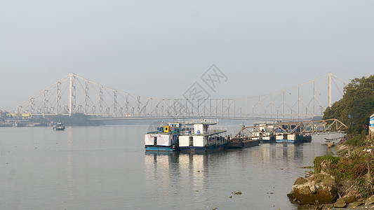 西孟加拉地面运输公司 WBSTC 在 Hooghly 河岸航运公司 Ghat 的客运渡轮服务站 2019 年 5 月 印度加尔各图片