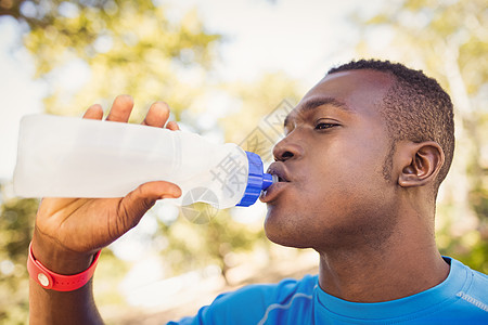 运动健体人饮用水图片
