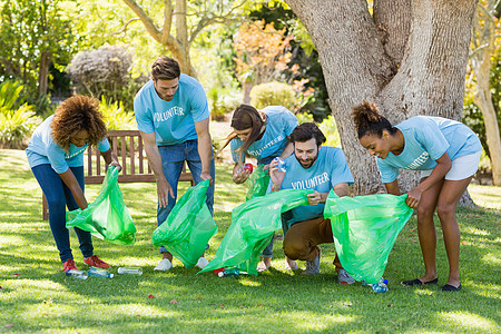 志愿收集垃圾团体组织志愿者小组福利公园男人服装团队服务女士收藏机构微笑图片