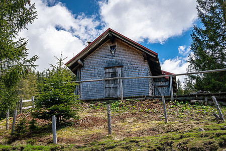 飞向阿拉高的太阳头顶登山娱乐顶峰背包旅行房子蓝色假期全景公园图片