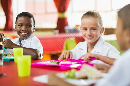 儿童在学校食堂休息时间吃午餐的儿童人数托盘教育幼儿园女学生女性女孩蔬菜桌子男生瞳孔图片