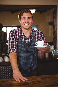 服务员交咖啡咖啡师零售男人围裙职业微笑食品酒店男性工作图片