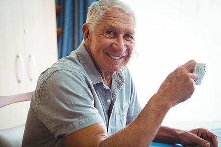 怀着一杯茶微笑的退休男人图片