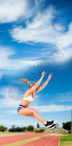女运动员在田径运动中跳跃图片