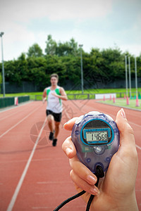 一只手在白色背景上持有定时器 特写的复合图像男人愿望跳跃时计身体男性赛跑者肌肉计时器跑步图片