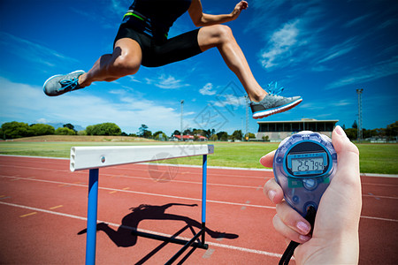 一名持有计时表以衡量性能的妇女的复合图像竞赛展示柚木运动员双手晴天障碍运动时计跑表图片