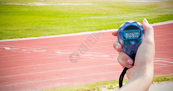一名持有计时表以衡量业绩的妇女的近身检查晴天竞赛双手跑表时计闲暇竞技速度运动活动图片