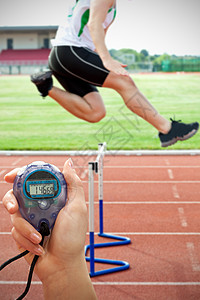 一只手在白色背景上持有定时器 特写的复合图像手臂身体跑步肌肉愿望时计赛跑者男人能力运动员图片