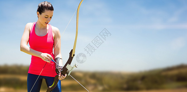 锻炼射箭术运动女性的复合形象竞技女士拉伸运动员运动服肌肉天空竞赛手臂专注图片