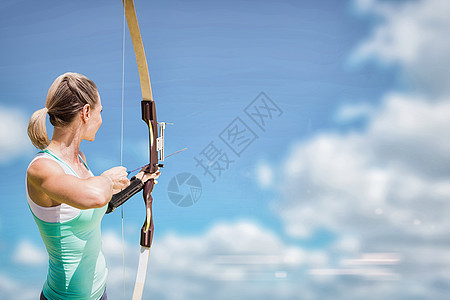从事射箭运动的女运动员的后视镜综合图象女性女士运动服专注手臂天空拉伸肌肉竞赛竞技图片