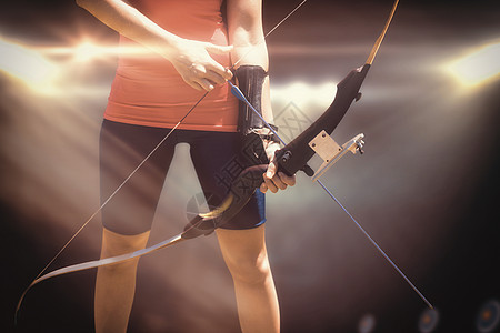 关注有拱门的女运动员的复合图像女士运动服靶心绘图手臂射箭牵引聚光灯活动女性图片
