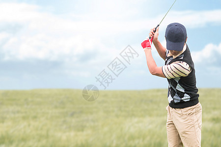 男子在自然场面打高尔夫竞赛男性天空专注短时间运动闲暇高尔夫球运动员农村图片