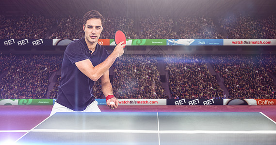 充满自信的男性运动员打桌球网球综合形象活动竞技场运动服姿势体育场专注蓝天场地桌子反手图片