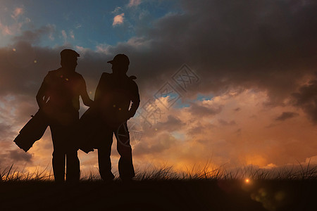 男子携带高尔夫装备的复合图像太阳竞赛场地运动员高尔夫球服活力闲暇阴影运动娱乐背景图片