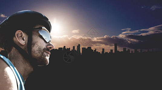 男子戴头盔的复合形象运动服男性骑术安全阳光城市太阳天空眼镜男人图片
