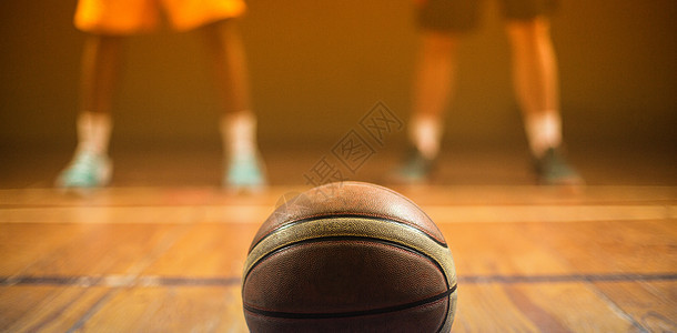 在篮球运动员面前把地板放在地上 贴近篮球游戏运动服运动男性球员地面画面男人木地板黑色图片