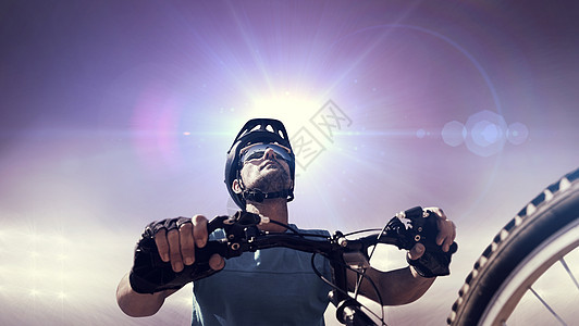 人骑自行车骑山车的复合图像男性娱乐阳光闲暇运动服头盔勘探太阳镜冒险白色图片