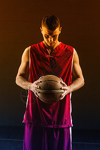 球手拿着球的篮球运动员肖像画面黑色游戏运动播放器男人男性运球红色背景图片