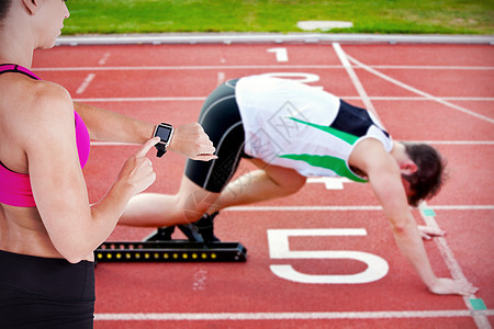 女性运动员使用她的聪明手表的复合形象赛跑者运动肌肉喜悦能力赛马场专注女士活动短跑图片