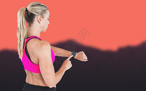 女性运动员使用她的聪明手表的复合形象竞赛体力天空跑表运动竞技跑步游戏坐骑精神图片