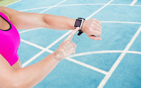 运行的手表女性运动员使用她的聪明手表的复合形象电脑竞赛体力运动服移动竞技运行短跑活动跑步背景