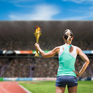 手持奥林匹克火炬的体育妇女背部图像合成图象运行蓝天背心运动竞技场沥青观众场地竞赛短裤图片