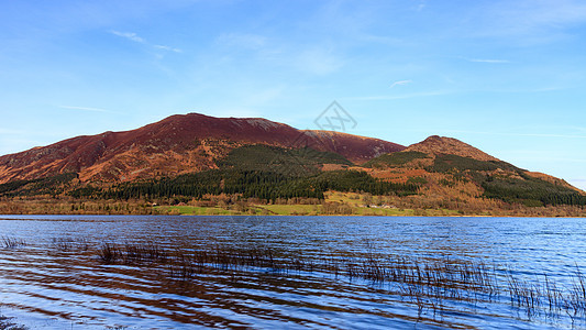湖视图山坡山脉风景湖区农村丘陵天空蓝色英语国家图片