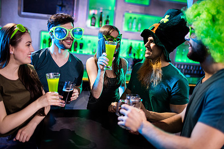 一群朋友在喝啤酒杯和酒杯上烤面包胡须绿色庆典夜生活风镜酒吧朋友们享受奢华快乐图片