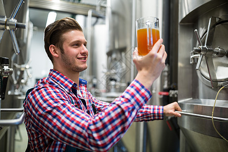 Brewer 测试啤酒啤酒厂质量控制工作男人行业饮料防护工作服酿酒检查图片