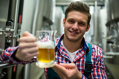 Brewer 拿着一杯啤酒酿酒啤酒厂测试工厂加工厂玻璃饮料机械行业职业图片