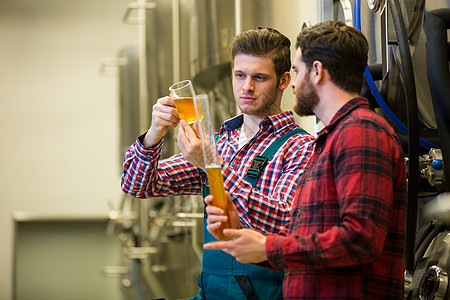 啤酒酿酒者测试制造机同事工人合伙职员男人机械工厂食品机器图片