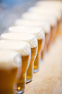 柜台上的啤酒杯贴上玻璃咖啡店夜生活酒吧饮料食品行业酒店零售商业背景图片