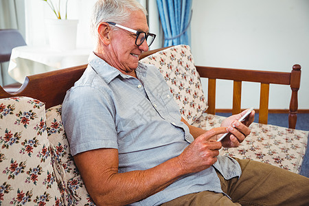 使用智能手机的老年人男性医疗病人医学卫生老年病男人庇护所老年人员图片
