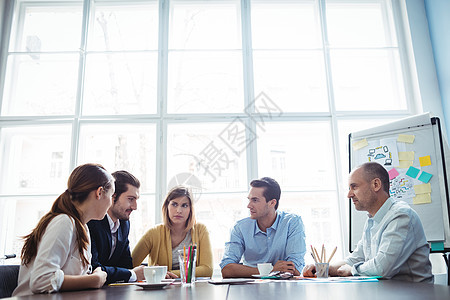 商界人士在会议室里讨论问题服装商务设计男性团队专业合作职员工作会议图片