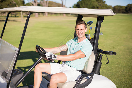 快乐的高尔夫男子驾驶高尔夫鼓图片