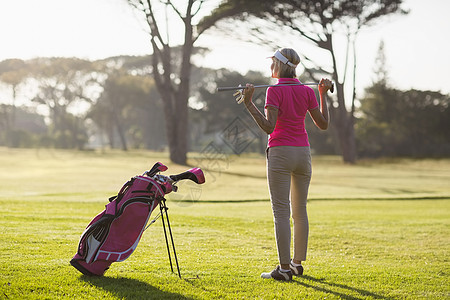 成年女子在高尔夫俱乐部的近视图片