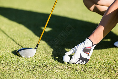 高尔夫球在台球上打高尔夫球的裁剪图像图片