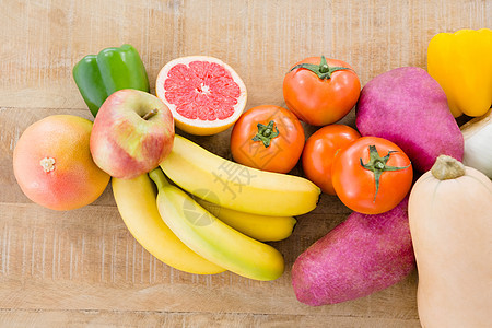 各种水果和蔬菜摆在桌上图片